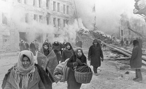 אזרחים נמלטים משכונה מופצצת בלנינגרד, צילום:Wikimedia 