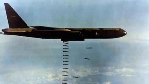 מפציץ B52 שופך פצצות של רבע טון, צילום: USAF