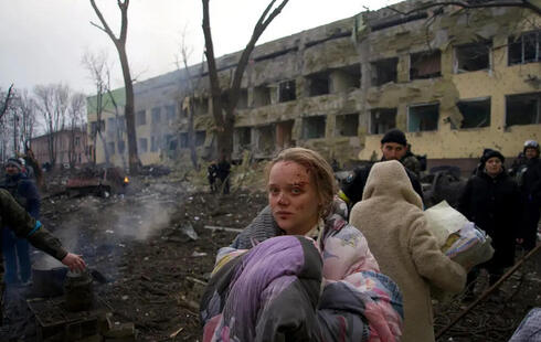 ניצולת בית חולים ליולדות שהופצץ, צילום: איי פי