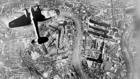 מפציץ היינקל 111 גרמני מעל לנהר התמזה בלונדון, צילום: Wikimedia