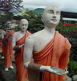 פסלים של נזירים בודהיסטים ב סרי לנקה
