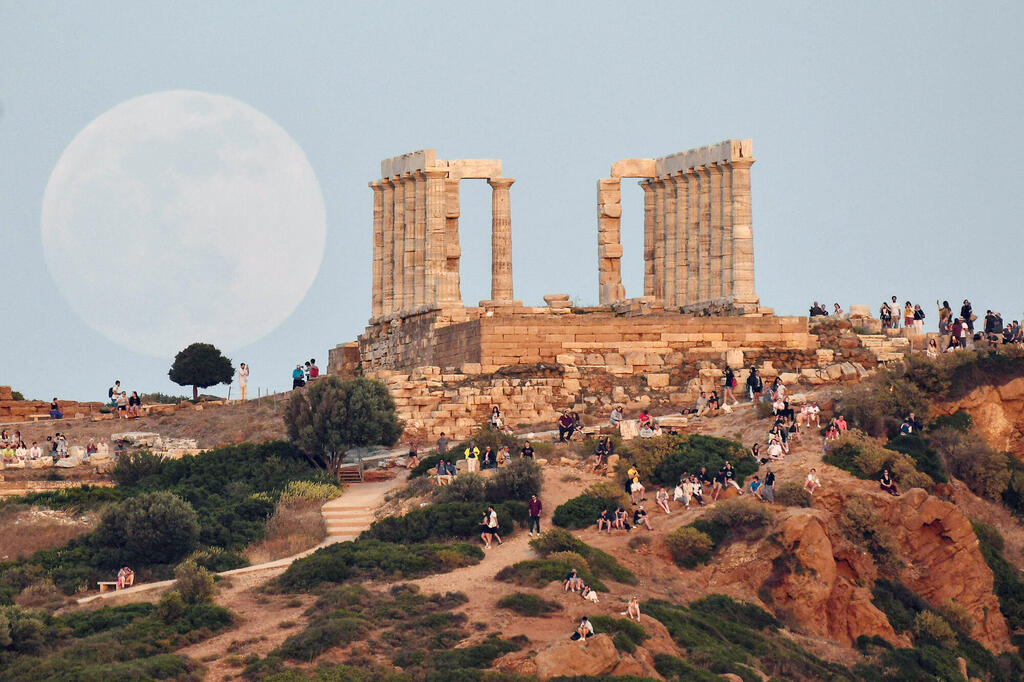 זריחת ירח ב מקדש פוסידון דרומית לאתונה יוון