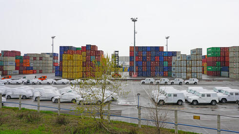 מכוניות ביבוא מקביל בנמל קופר בסלובניה. עמילי המכס שם קובעים האם יינתן פטור ממכס , צילום: שאטרסטוק