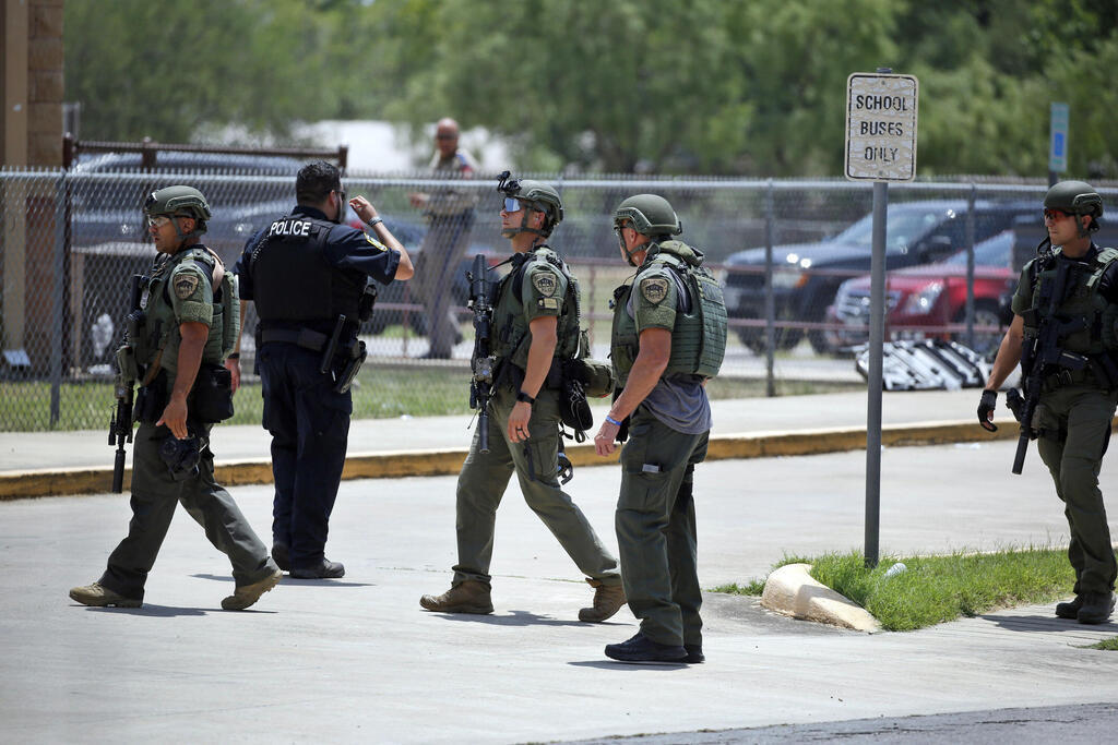 כוחות הביטחון בבית הספר ב טקסס אחרי תחילת הירי