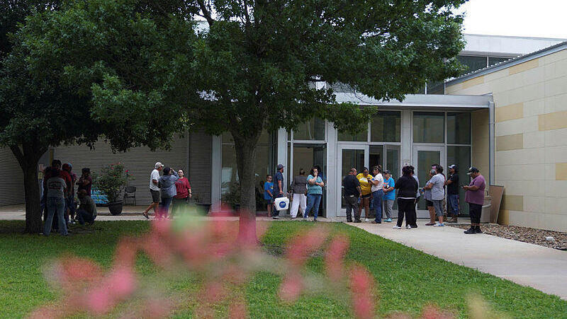 בני משפחה, חברים וקרובים מחוץ לבית הספר בטקסס טבח ב טקסס