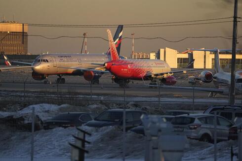 מטוסים של אירופלוט מקורקעים בנמל התעופה של מוסקבה. גם לעזוב את רוסיה נהיה קשה יותר, צילום: AP