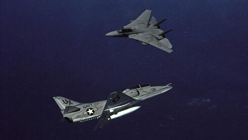 F14 נגד סקייהוק, USN