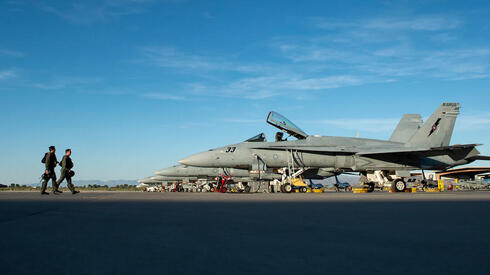 טייסים הולכים לליין F18 בקורס טופ גאן, USN