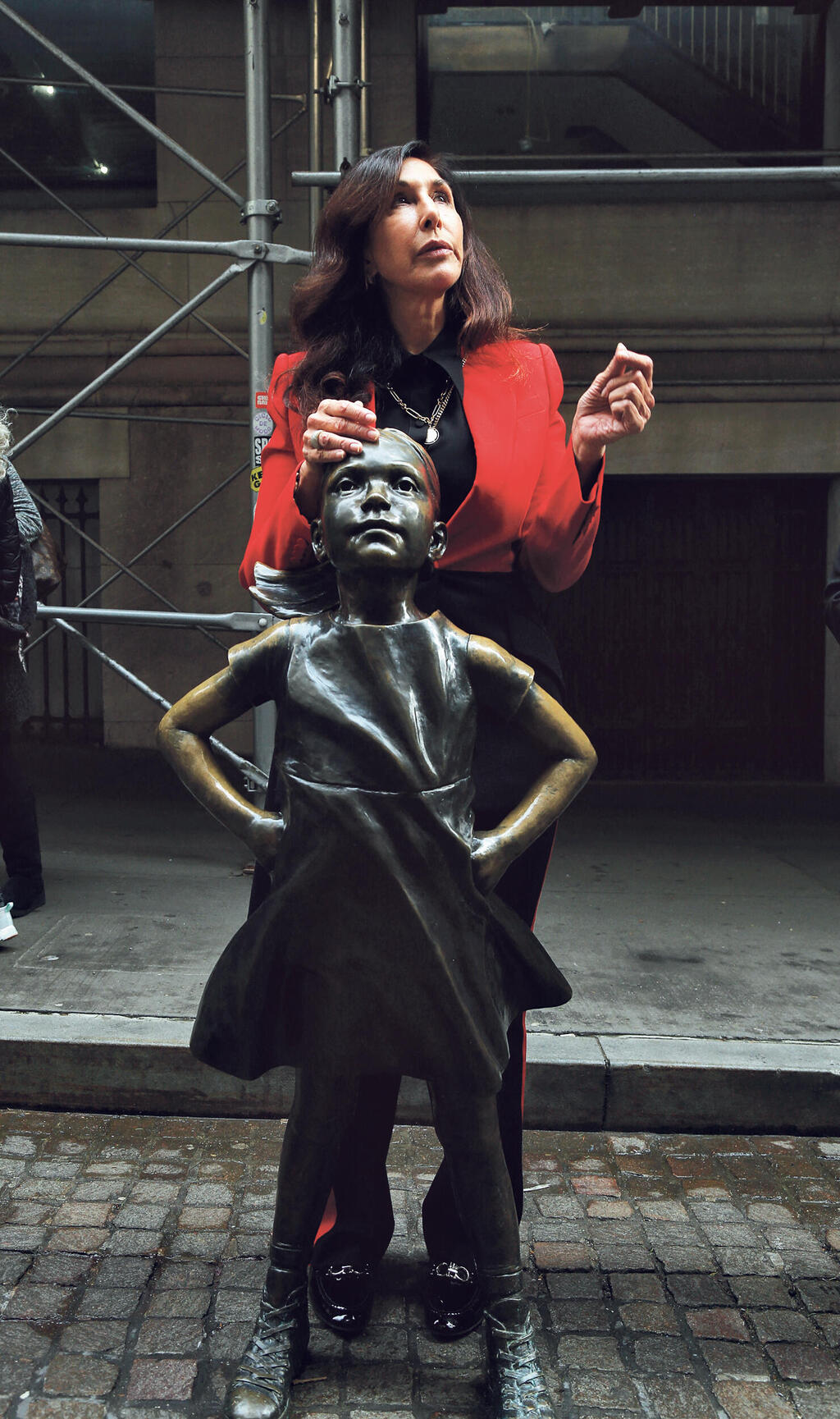 פנאי קריסטן ויסבל יוצרת הפסל Fearless Girl