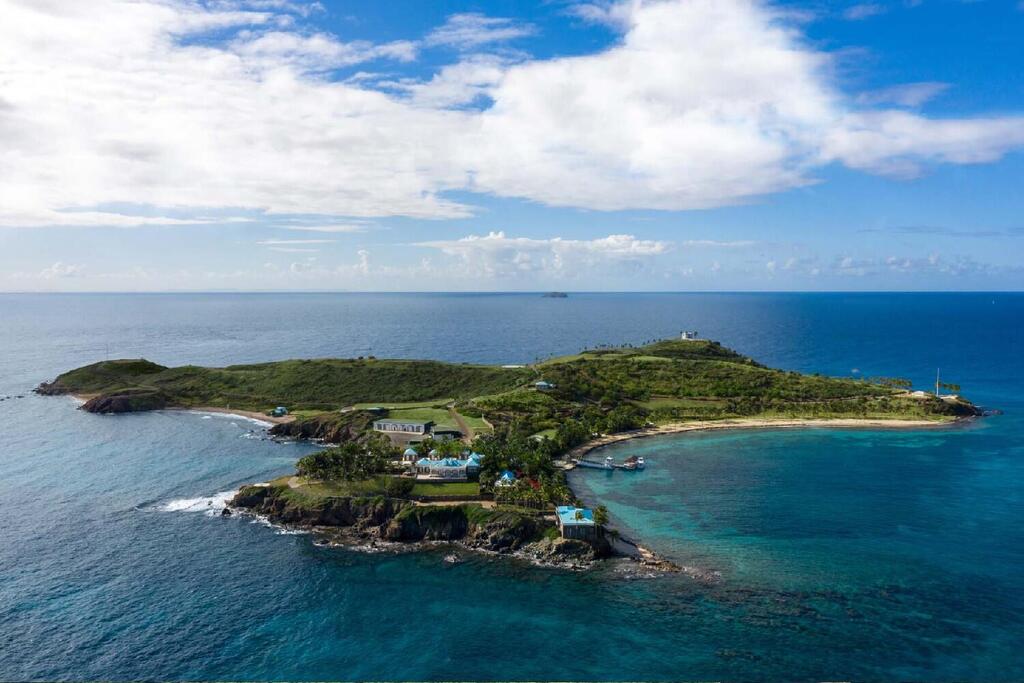 איים של ג'פרי אפשטיין קאריביים מוצעים למכירה