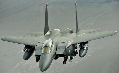 F15 עמוס פצצות וציוד, צילום: USAF