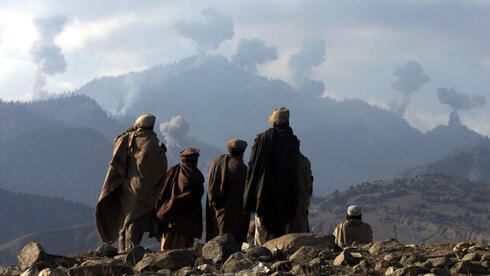 רכס טורה בורה באפגניסטן תחת הפצצה אמריקאית, דצמבר 2001, צילום: רויטרס