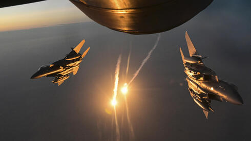 מתדלקים, זורקים נורים, עוברים הלאה, צילום: USAF