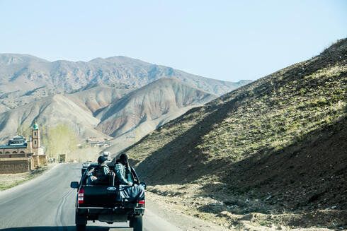 נוסעים על ציר באפגניסטן. האם אלו אזרחים נמלטים, או מחבלים?, צילום: שאטרסטוק