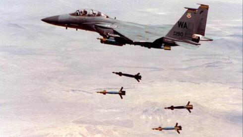 F15 מטיל פצצות מונחות לייזר, צילום: USAF
