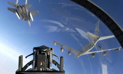 מתדלקים וחוזרים לקרב, צילום: USAF