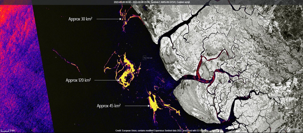 Oil spills and marine pollution in the sea, as seen by satellite. (ESA/ The Intel Lab) צילום לווין ים