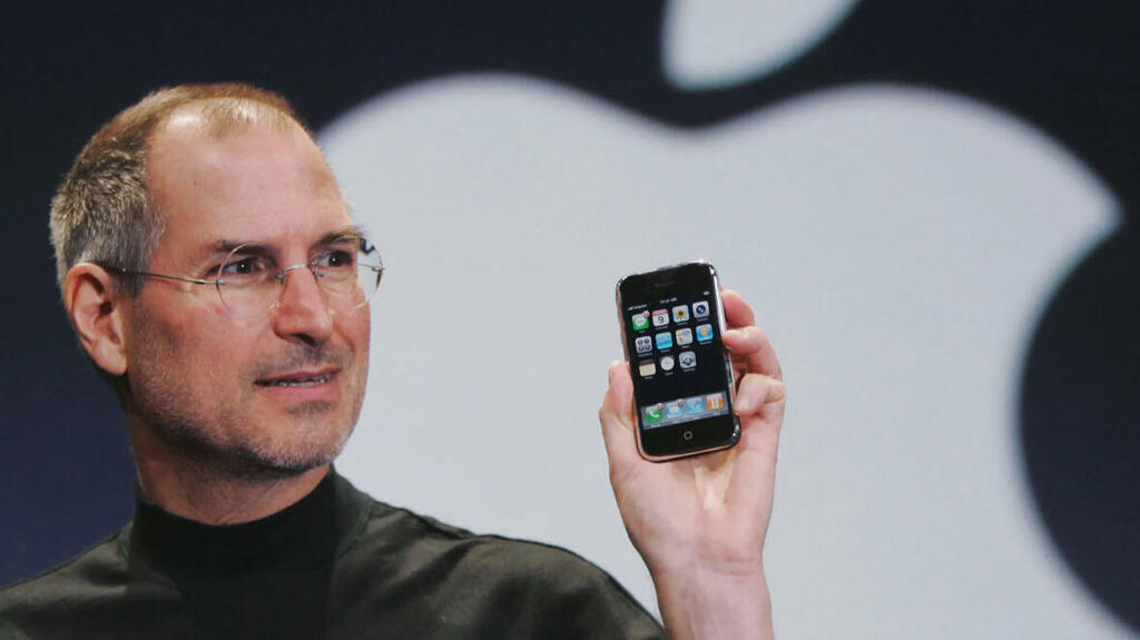 סטיב ג'ובס מציג את האייפון הראשון של אפל ב-2007