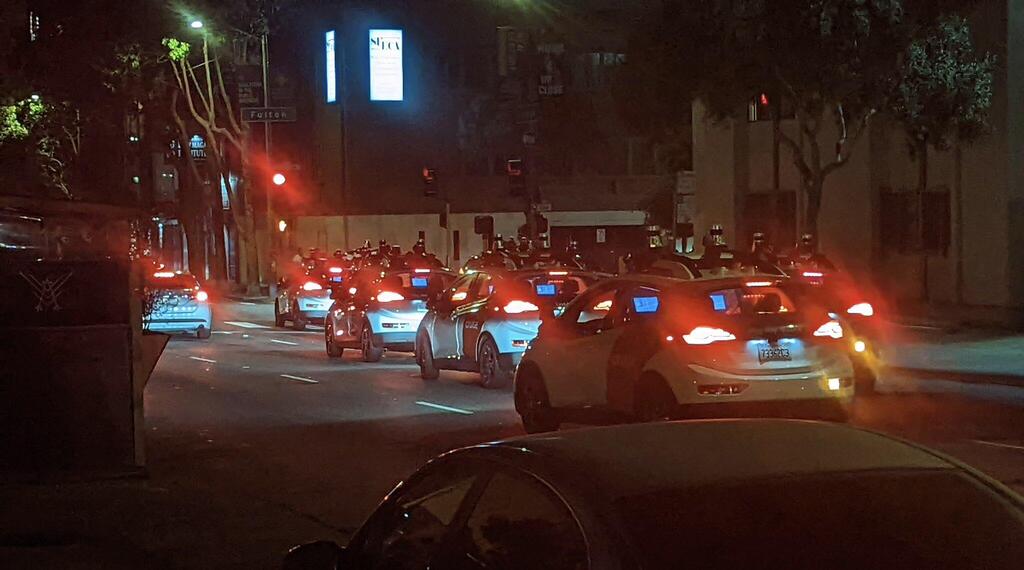 כלי הרכב האוטונומיים של קרוז שהתקבצו אתמול ברחוב אחד בסן פרנסיסקו