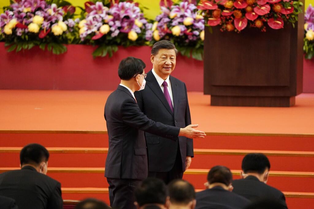 נשיא סין שי ג'ינפינג בטקס ההשבעה של המושל החדש בהונג קונג