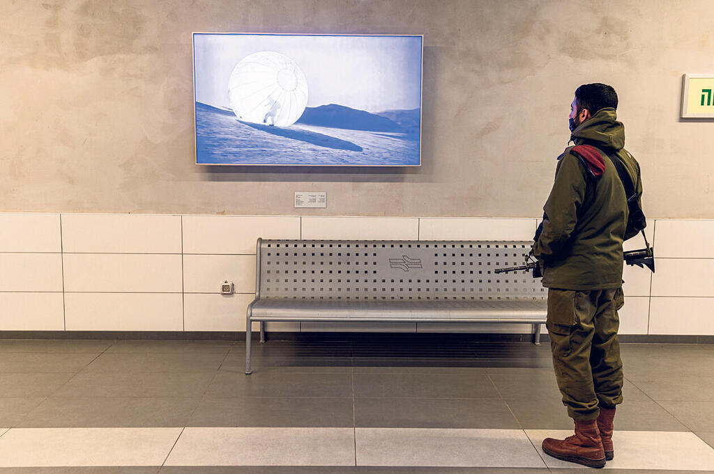 פנאי אמנות בתחנת רכבת יצירה של ויהודית שלוסברג יוגב בתחנות רכבת ישראל