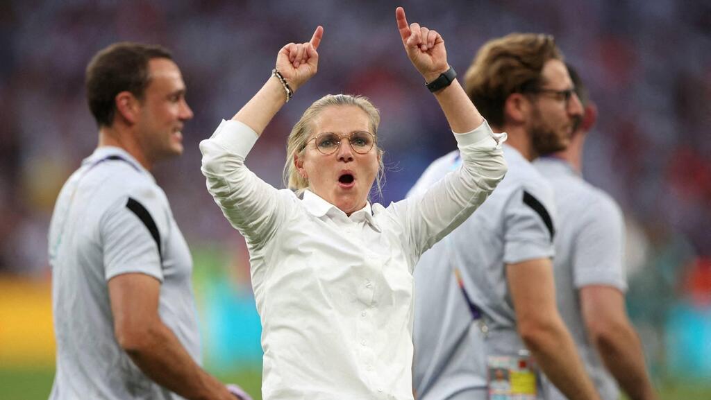 אלופת אירופה החדשה בכדורגל נשים - סיפור ההצלחה של המאמנת ההולנדית 