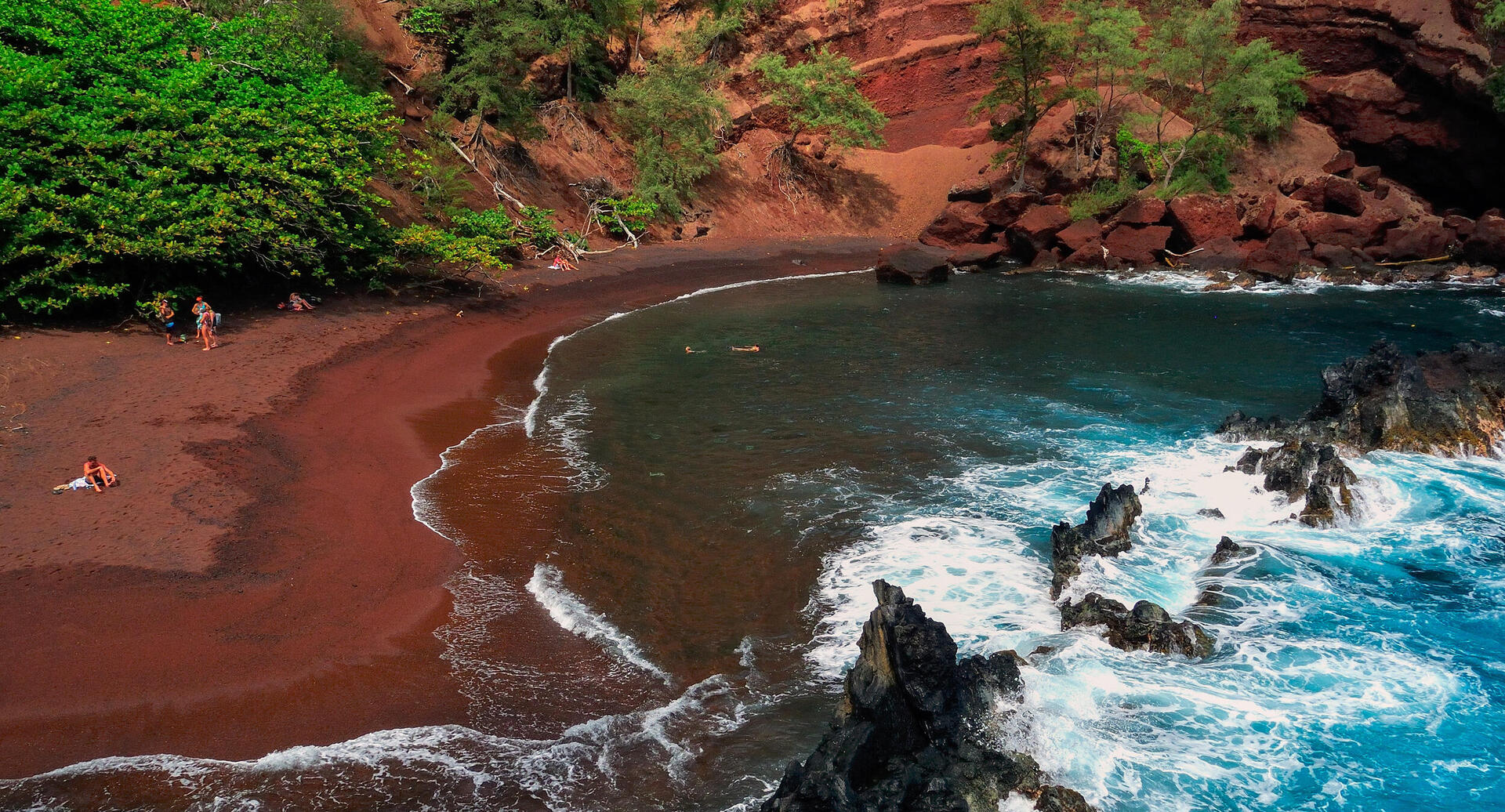 פוטו חופים עם חול צבעוני הוואי מאווי Kaihalulu Beach