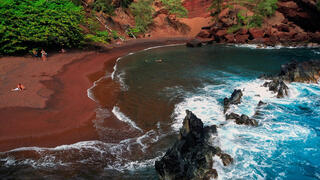 פוטו חופים עם חול צבעוני הוואי מאווי Kaihalulu Beach, צילום: שאטרסטוק