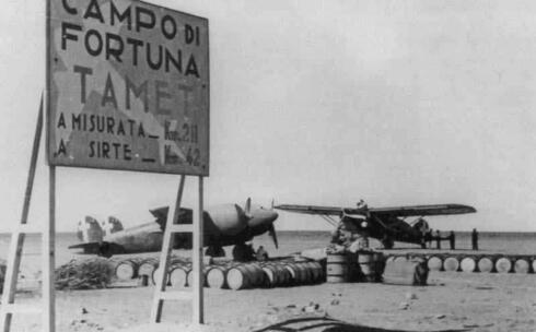 לינקס (מאחורי השלט) במנחת בוואדי טאמנט, 200 ק"מ דרום מזרחית לטריפולי, warhistoryonline 