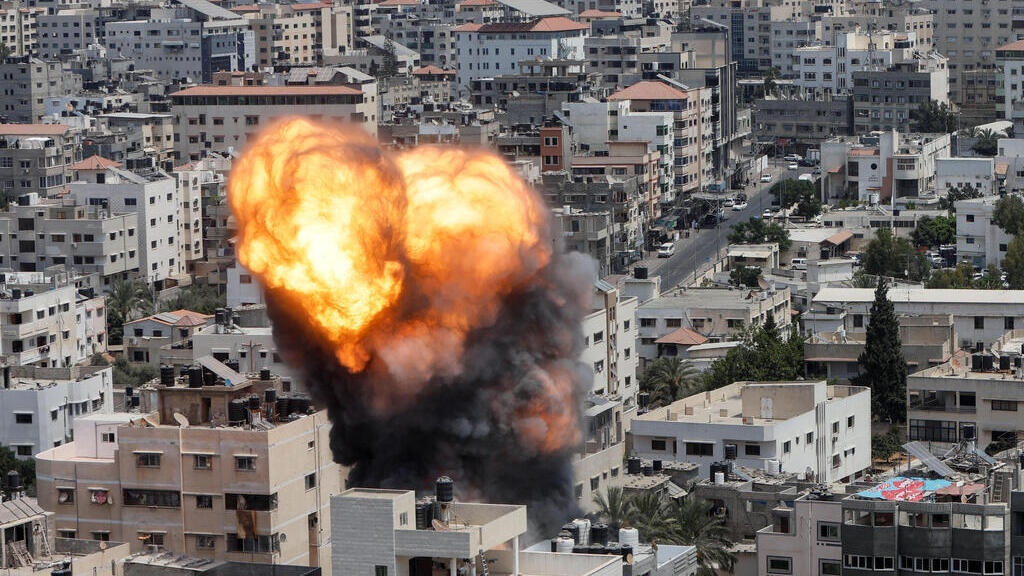 Palestinian rockets reach west of Jerusalem on third day of Gaza fighting