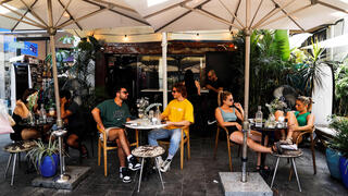 ישראלים יושבים ב בית קפה ב תל אביב