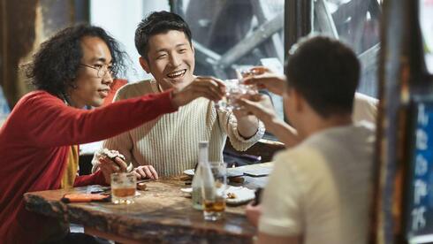 ביפן מוטרדים - הצעירים לא שותים מספיק אלכוהול, ומכירות הסאקה בצניחה