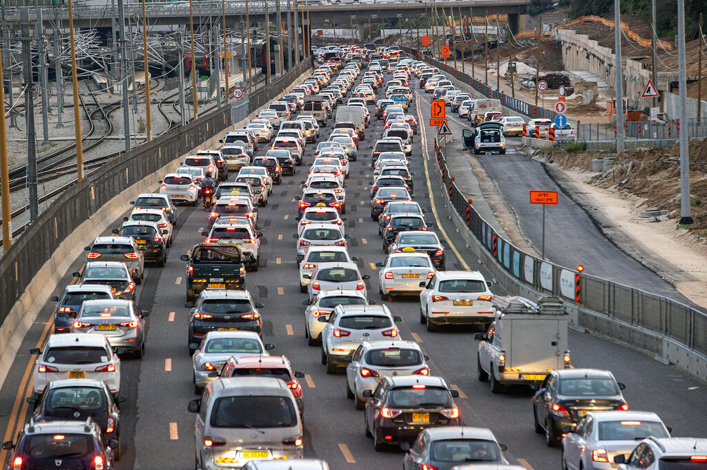 פקק תנועה ב כביש איילון תל אביב