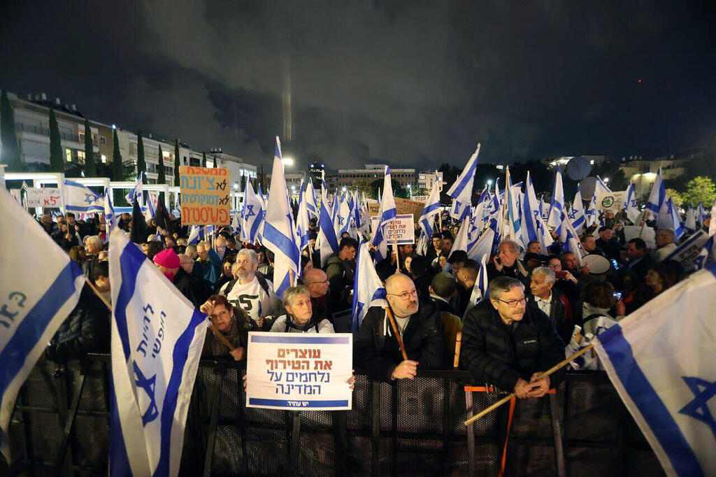 הפגנה מחאה בכיכר הבימה תל אביב נגד ה רפורמה במערכת המשפט