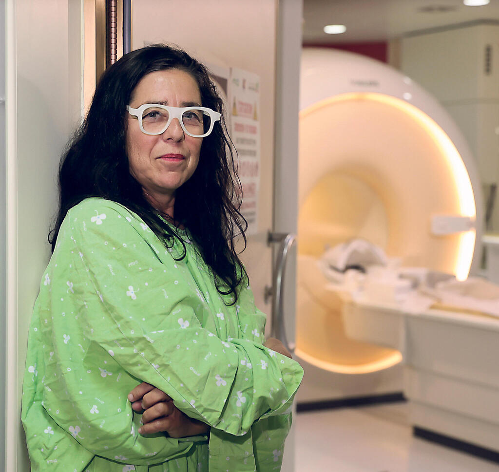 מוסף שבועי 4.5.23 דנה גילרמן לפני הסריקה במכשיר ה MRI