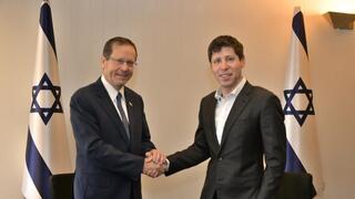 מימין מנכ"ל OpenAI סם אלטמן עם נשיא המדינה יצחק הרצוג